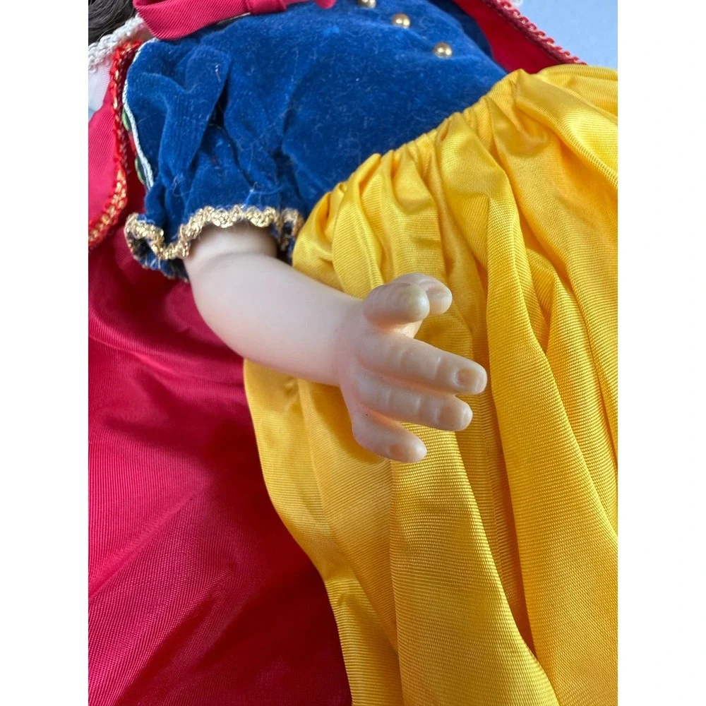 Vintage Madame Alexander Snow White Doll Red Blue Yellow‎ Cape Princess Outfit